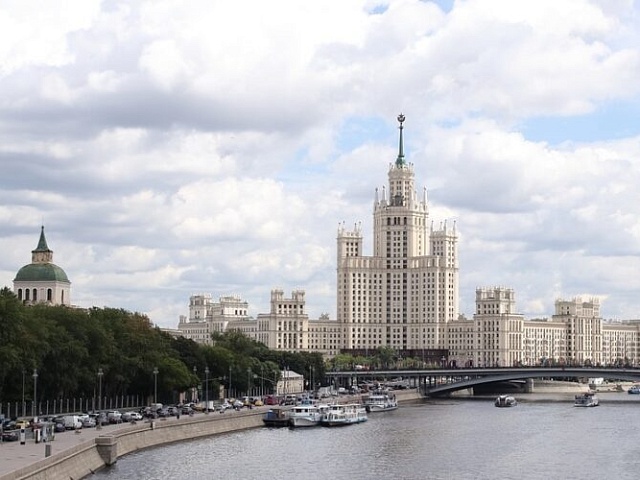 Москва-река: наперегонки с электробусами и метро