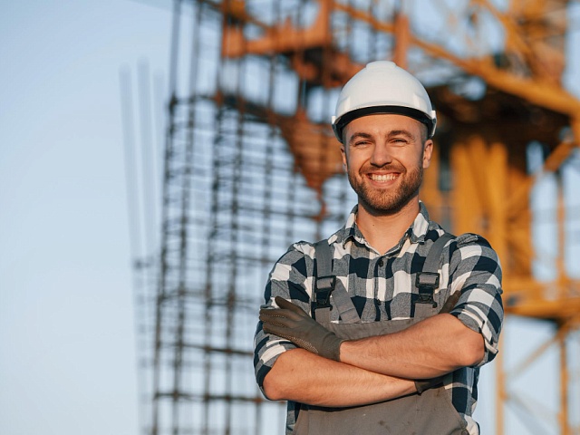 С Днем строителя!