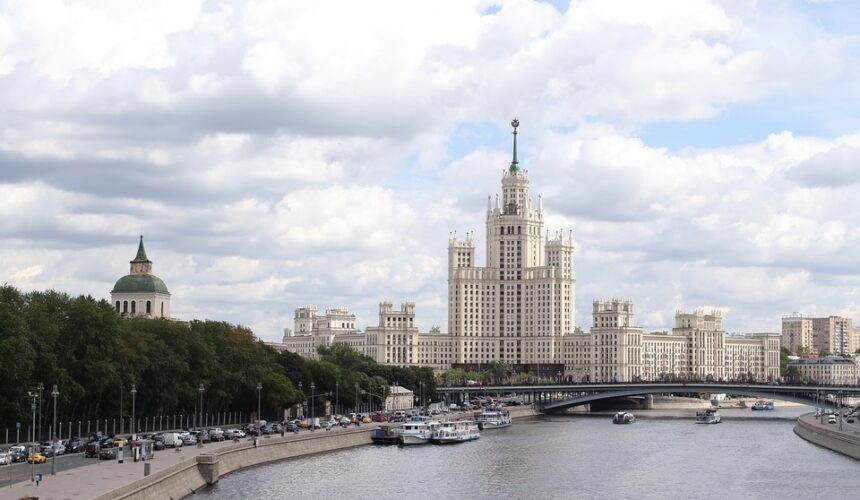 Москва-река: наперегонки с электробусами и метро
